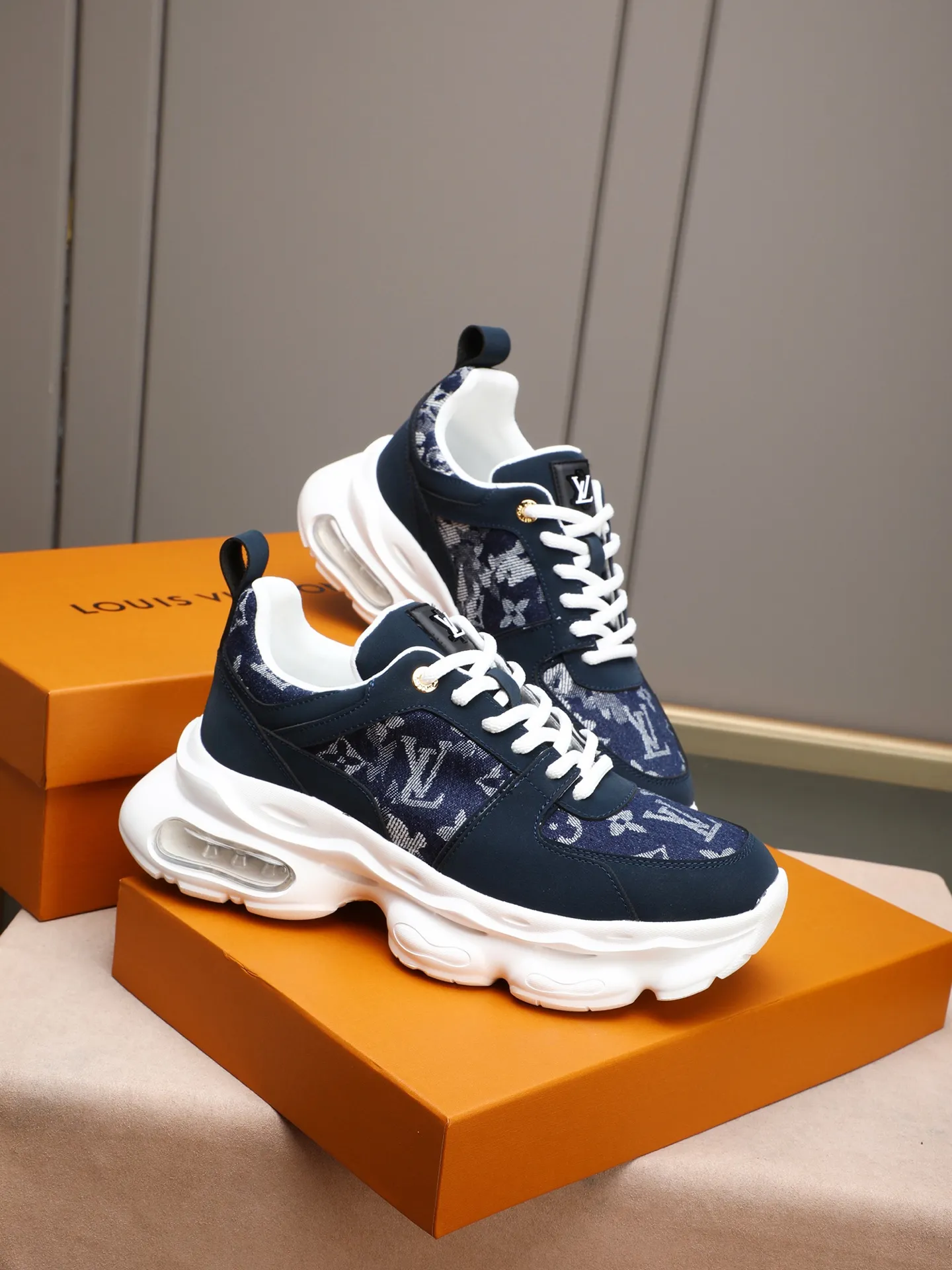 Men's shoes 💰460 [LV] Made of imported L special materials spliced ​​with cowhide and comfortable mesh lining. Private molded foam air cushion outsole, super light and comfortable on the feet! Perfect last shape, generous and fashionable design, 5 colors available! Code number: 38–44 (45 customized